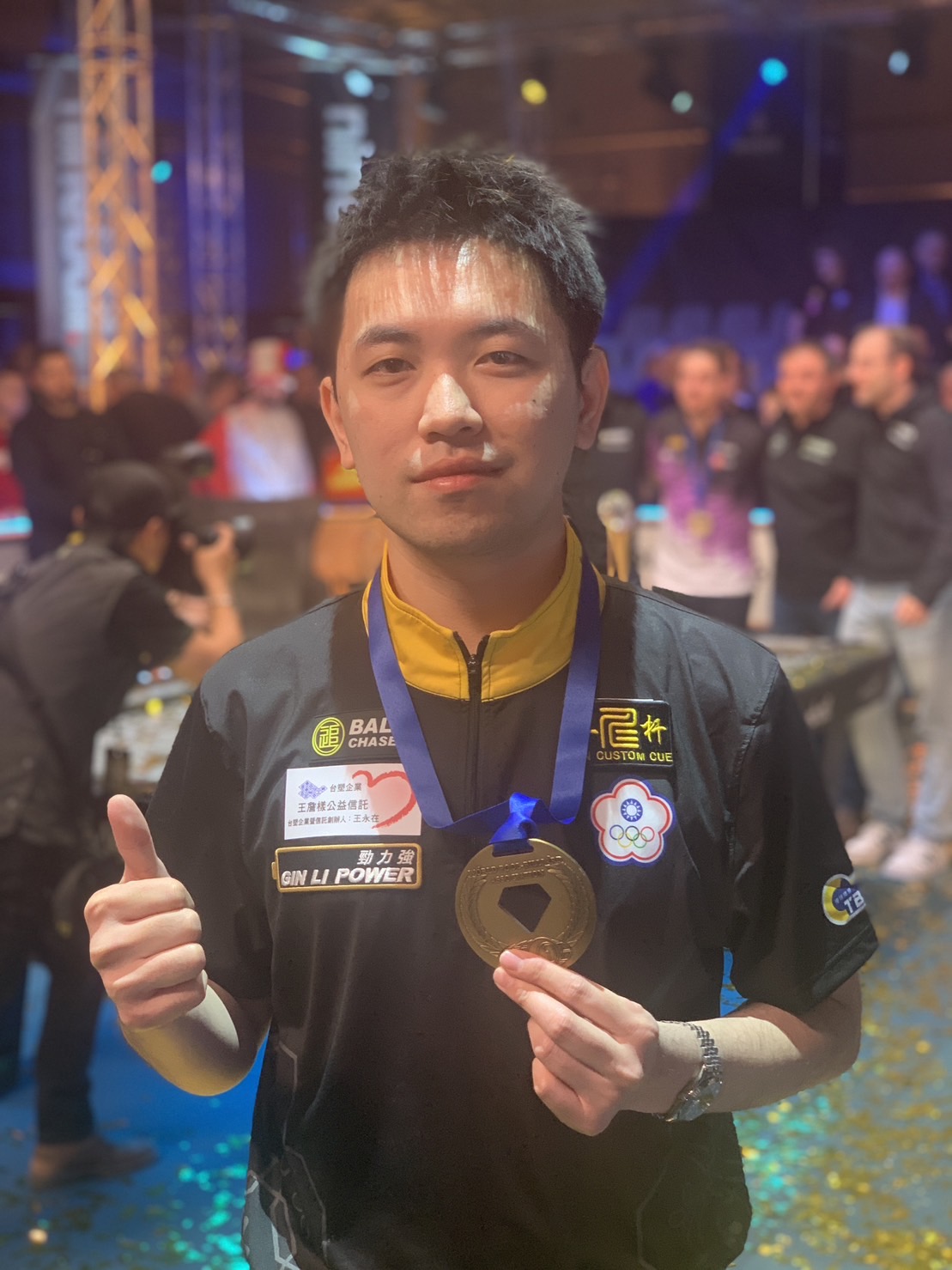 (圖)Pool player Wu Kun-lin (right) won bronze at the 2023 World Pool Championship. 